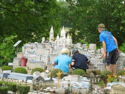 Le Petit-Paris, Miniature (image credit: guide-tarn-aveyron.com)