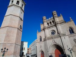 El Fadrí con la Catedral de Castellón