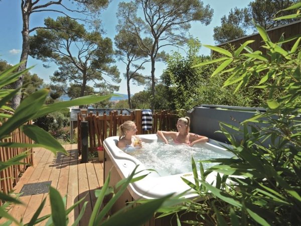 Camp du Domaine hot tub